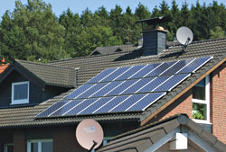 pannelli fotovoltaici installati sul tetto di un abitazione