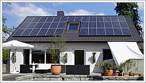 impianto fotovoltaico installato su tetto inclinato di un abitazione